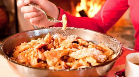 hd-wilder-kaiser-kaiserschmarrn-in-der-huette-vor-kaminfeuerCjohannesfelsch